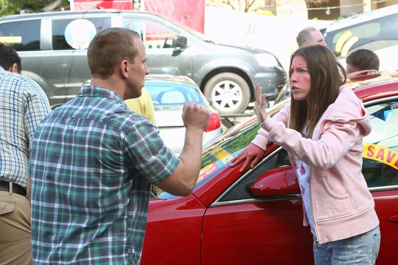 Darrin (John Gammon, l.); Sue (Eden Sher, r.) – Bild: HBOH