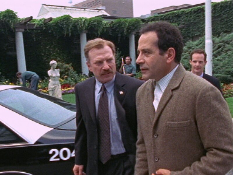Ein Milliardär wurde von dem Polizisten Archie Modine in Notwehr erschossen. An sich liegt der Fall klar, doch Captain Stottlemeyer (Ted Levine, li.) möchte angesichts der Prominenz des Opfers keinen Fehler machen und bittet Monk (Tony Shalhoub) um Hilfe. – Bild: RTLup