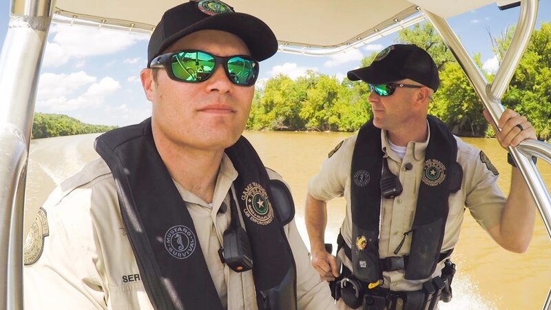 Game Wardens Mike Serbanic and Matt Kiel driving a boat – Bild: JAMIE AZAR /​ Animal Planet /​ Discovery Communications, LLC