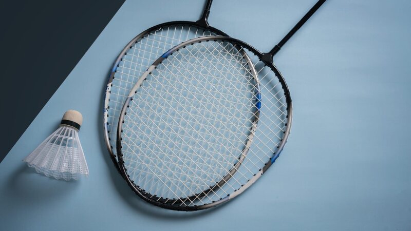 Badminton racket on the colored background – Bild: Discovery Channel