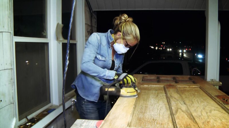 Nicole ist in Detroit und arbeitet weiter am 14-Mile-House mit drei Schlafzimmern. Nachdem sie den Anbau in einen gemütlichen Rückzugsort verwandelt hat, kann sie sich nicht mehr vor dem Gruselkeller drücken, der während der Renovierung zur Abstellkammer geworden ist. Nicole plant eine funktionale Waschküche. Doch dann stehen Nicole und Bobby vor einem Dilemma und die unvorhergesehene Wendung bedroht das gesamte Projekt – Bild: HGTV