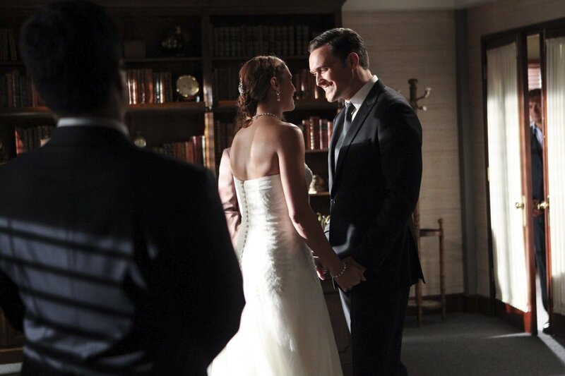 Heiraten: Wayne (Owain Yeoman, r.) und Grace (Amanda Righetti, M.) … – Bild: Warner Bros. Television Lizenzbild frei