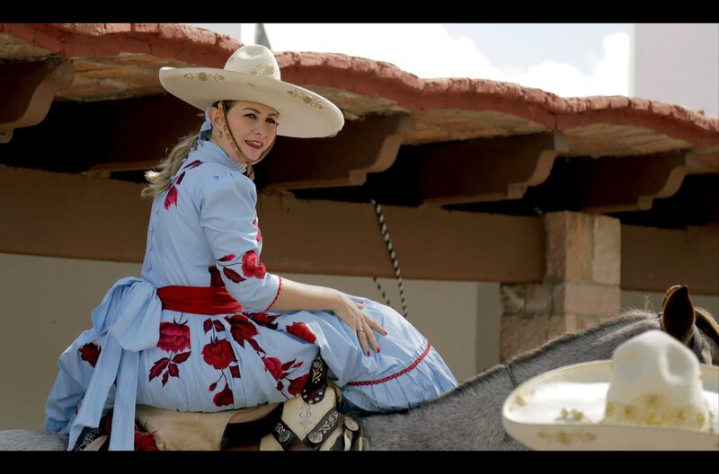 Bei der Escaramuza, der Damen-Disziplin in der mexikanischen Cowboy- und Rodeokultur, geht es um Eleganz, Schönheit und das perfekte Zusammenspiel von Pferd und Reiterin. – Bild: MedienKontor