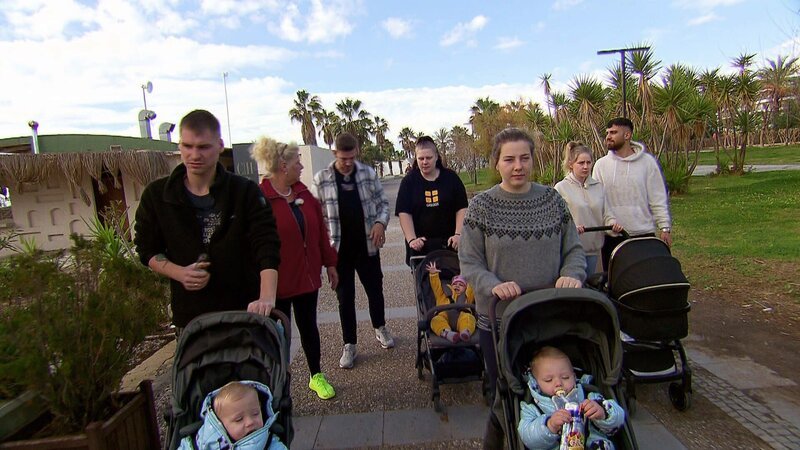 Lavinia, Tim und ihre Tochter Haylie (hinten, Mitte) verbringen ihren letzten Türkei-Urlaub vor der Entbindung ihres Sohnes. – Bild: RTLZWEI