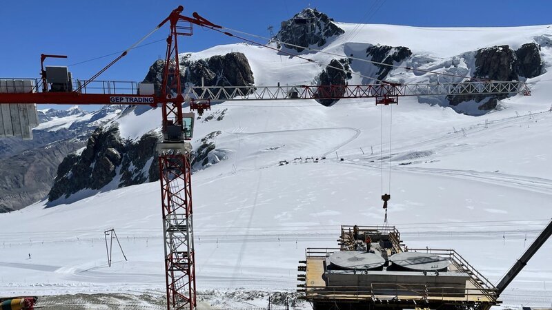 Rund 145 Arbeitskräfte sind an der Fertigung der Seilbahn-Überquerung beteiligt. – Bild: Sunflightmedia/Axel Springer Deutschland GmbH Rund 145 Arbeitskräfte sind an der Fertigung der Seilbahn-Überquerung beteiligt. – Bild: Sunflightmedia/Axel Springer Deutschland GmbH