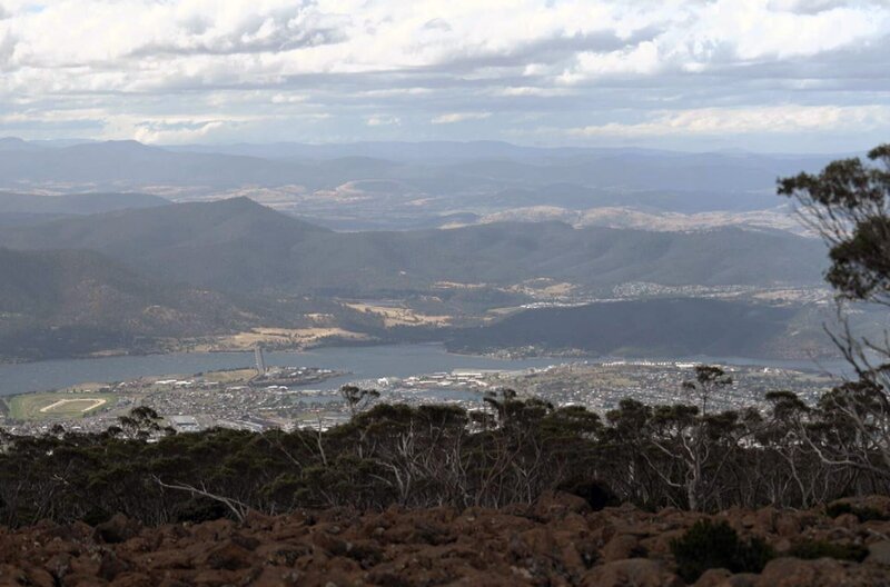 In Tasmanien tragen die Landschaften heute größtenteils englische Namen; vor der Kolonialisierung trugen sie die Namen der Aborigines. – Bild: Elephant Doc