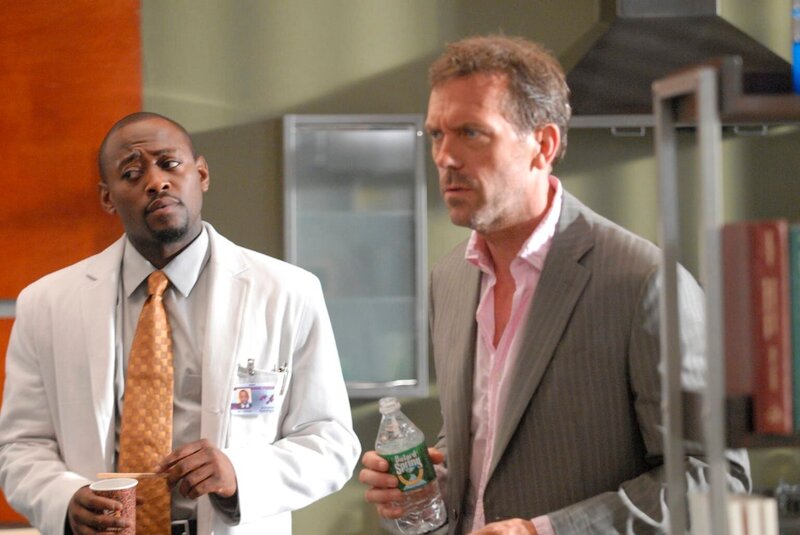 Dr. Eric Foreman (Omar Epps, l.) ist über das scheinbare Mitgefühl von  Dr. Gregory House (Hugh Laurie, r.) für die Familie seines Patienten sehr verwundert … – Bild: 2006 Fox Broadcasting Co.