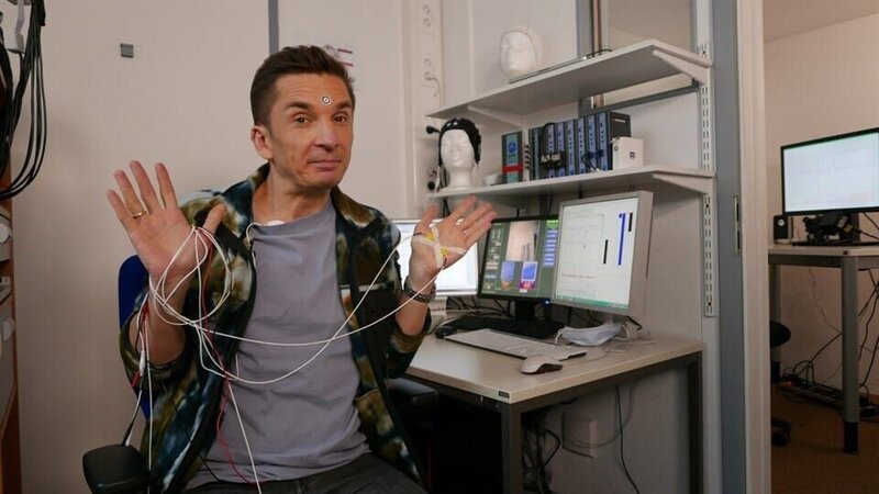 „PUR+“-Moderator Eric Mayer testet einen Lügendetektor. Kann das Gerät erkennen ob Eric lügt oder die Wahrheit sagt? – Bild: ZDF/​Sandra Palm