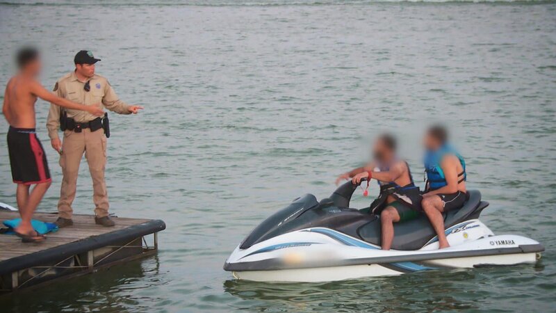 Michael Serbanic is issuing a verbal warning to jet ski drivers. – Bild: Animal Planet