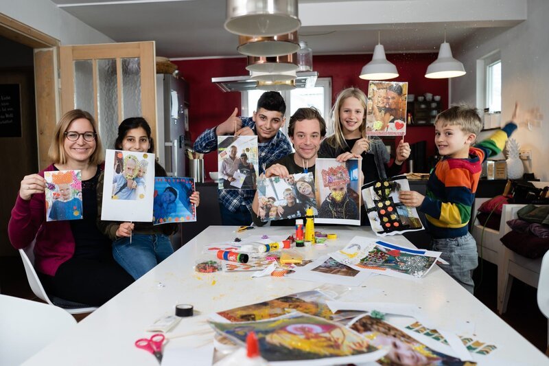 Checker Tobi (Mitte) mit Psychologin Verena (links) und den Kindern der Patchworkfamilie Schwarz. – Bild: BR/​megaherz gmbh/​Hans-Florian Hopfner