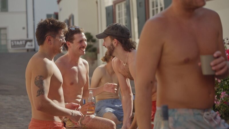 Apéro beim Brunnenbaden in der Basler Altstadt. – Bild: ZDF und SRF, Till Haener