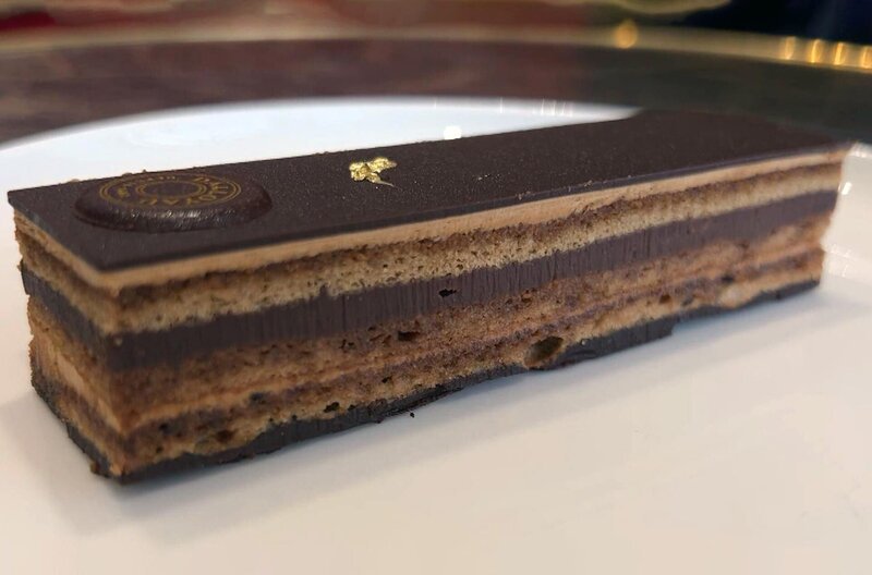 „Opéra“, ein Klassiker der französischen Pâtisserie: luftiger Biskuitboden, hochwertige Kaffee-Buttercreme und dunkle Schokoladenganache – ein Traum von einem Dessert – Bild: Elephant Doc