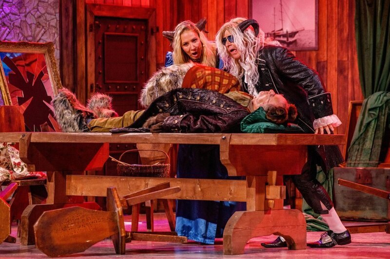 (v.l.n.r.) Hugo Egon Balder; Janine Kunze; Martin Klempnow – Bild: SAT.1 /​ Piotr Matey