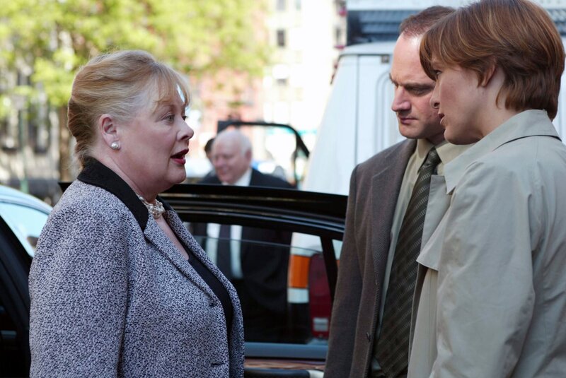 Law & Order: Special Victims Unit „Tragedy“ (L-R) Shirley Knight, Christopher Meloni, Mariska Hargitay  Photographer: Will Hart – Bild: Universal Network Television, LLC /​ 13TH STREET