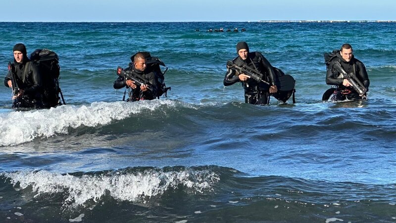 Die Fallschirmjäger der Legion springen auch ins Wasser und gelangen über diesen Weg in Kampfgebiete. – Bild: ZDF und Neil Coffey