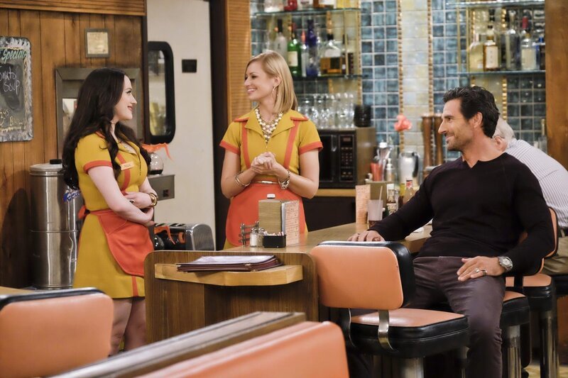 Als Randy (Ed Quinn, r.) Max (Kat Dennings, l.) mitteilt, dass er bald wieder nach L.A. zurückgeht, bringt sie das in eine schwierige Lage. Unterdessen wollen sie und Caroline (Beth Behrs, M.) Han dabei helfen, seine Wettschulden bei einem Gangsterboss zu begleichen … – Bild: PLURIMEDIA (Warner Bros)