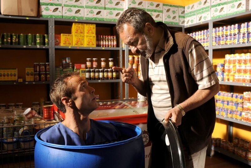 Sind sich viel ähnlicher, als sie jemals zugeben würden: Harald (Hannes Jaenicke, l.) und Yussuf (Tayfun Bademsoy, r.) … – Bild: SAT.1 /​ Aki Pfeiffer Eigenproduktionsbild frei