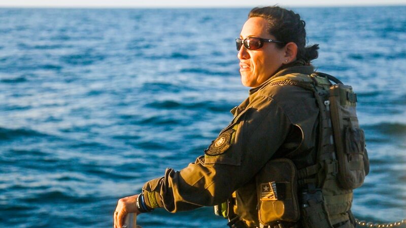 Game Warden Carmen Rickel facing the sun – Bild: Animal Planet /​ Discovery Communications, LLC