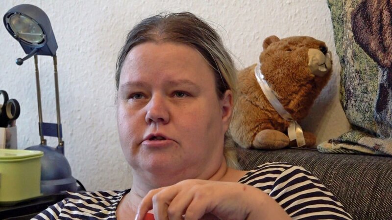 Sandra bangt um die Zusage des Hauskredites. – Bild: RTLZWEI