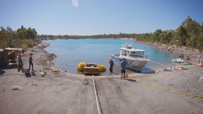 Im Stockton Lake wurden zwei gestohlene Fahrzeuge versenkt. Luke Purdy und seine Arbeitskollegen sollen die Autos zurück an die Oberfläche holen. Bei dem komplizierten Auftrag wird das Team von „Geographe Marine Salvage and Rescue“ im Bundesstaat Western Australia von zwei erfahrenen Tauchern unterstützt. Eric und Adam befestigen an den Vehikeln unter Wasser aufblasbare Hebesäcke. Die mit Luft gefüllten „Lifting Bags“ können je nach Größe tonnenschwere Lasten bewegen. Aber bei der Arbeit kommen den Bergungs-Profis Camper und Jetski-Fahrer in die Quere. – Bild: DMAX