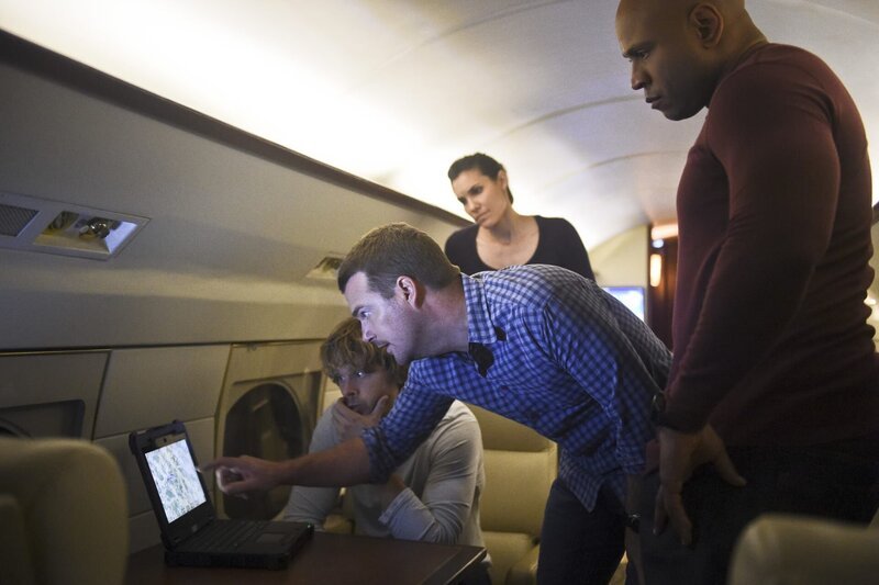 Sam (LL Cool J, r.), Callen (Chris O’Donnell, 2.v.l.), Kensi (Daniela Ruah, 2.v.r.) und Deeks (Eric Christian Olsen, l.) eilen nach San Francisco, um Aiden und dessen Kommilitonen vor einen Gruppe Extremisten zu beschützen … – Bild: 2016 CBS Broadcasting, Inc. All Rights Reserved. /​ Ron Jaffe Lizenzbild frei