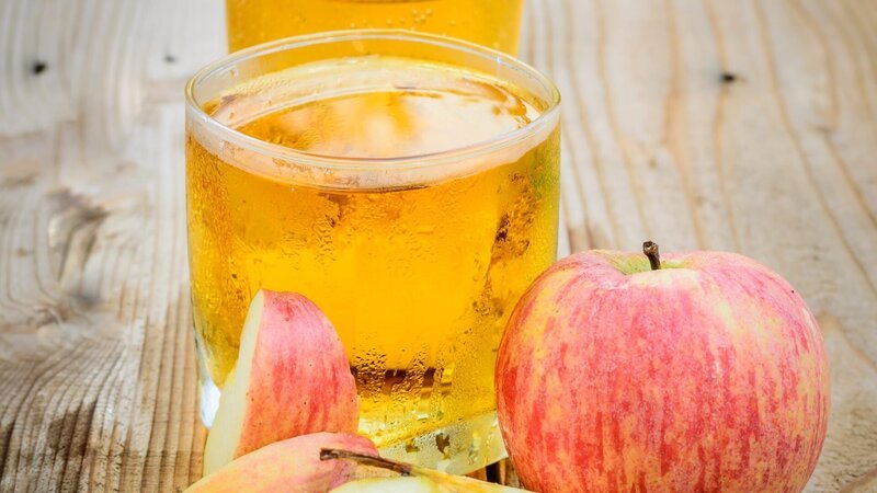 Apple juice. – Bild: prakobphoto /​ Getty Images/​iStockphoto /​ ThinkstockPhotos-495022620.