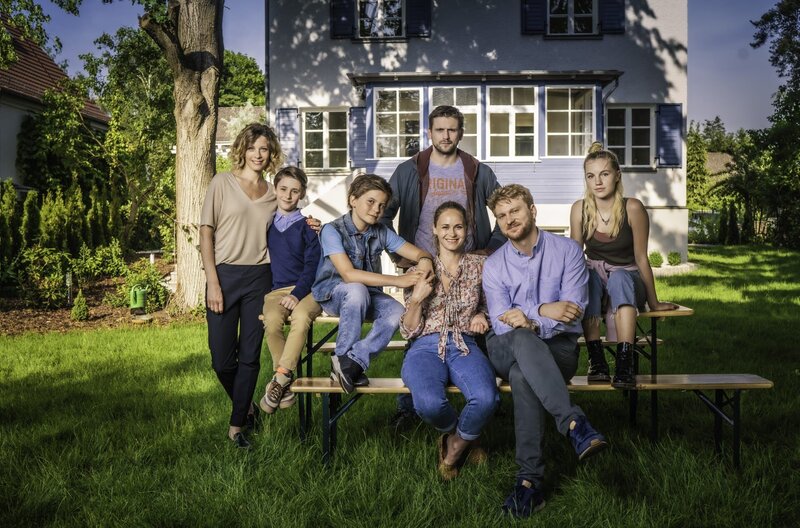 Die Bonusfamilie. Von links: Anna Schäfer (Rolle: Katja), Levis Kachel (Rolle: William), Fillin Mayer (Rolle: Eddie), Inez B. David (Rolle: Lisa), Steve Windolf (Rolle: Martin), Lucas Prisor (Rolle: Patrick) und Louise Sophie Arnold (Rolle: Bianca) – Bild: BR/​good friends Filmproduktion/​MDR/​SWR/​Sammy Hart