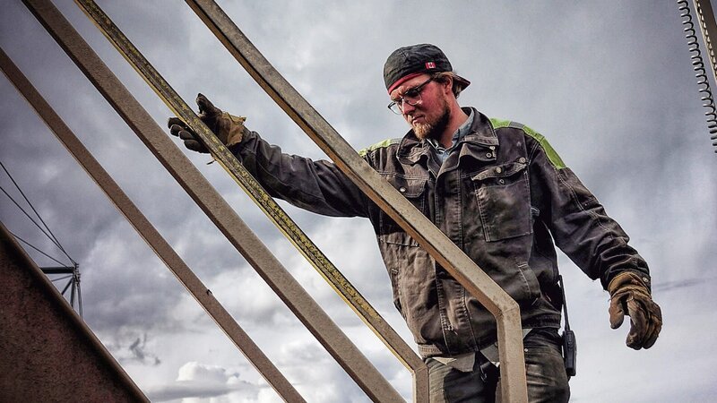 Ty Smith portrait looking down. – Bild: DMAX