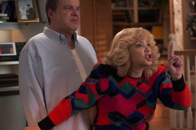 Murray Goldberg (Jeff Garlin, l.); Beverly Goldberg (Wendi McLendon-Covey, r.) – Bild: Sony Pictures Television Inc.