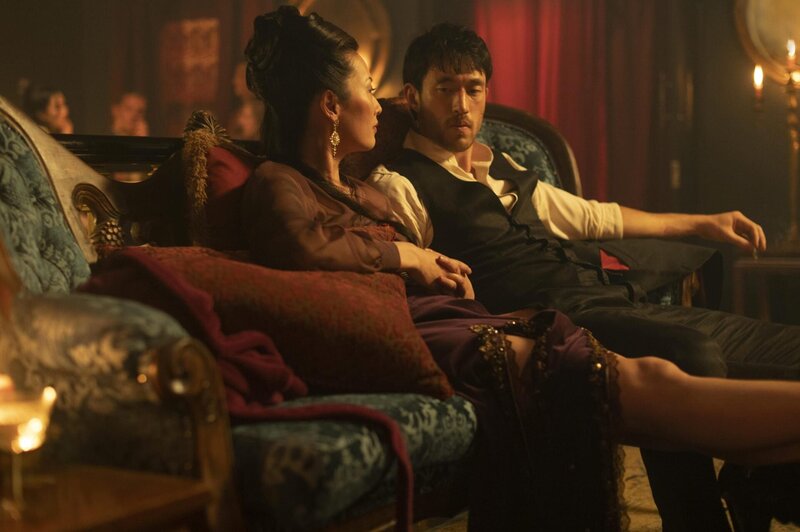 l-r: Ah Toy (Olivia Cheng), Ah Sahm (Andrew Koji) – Bild: 2021 WarnerMedia Direct, LLC. All Rights Reserved. HBO Maxô is used under license.