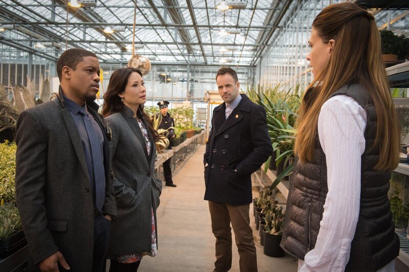 Bei ihren Ermittlungen zum Tod eines Mitglieds aus Holmes Imker Community, treffen Holmes (Jonny Lee Miller, 2.v.r.), Watson (Lucy Liu, 2.v.l.) und Detective Bell (Jon Michael Hill, l.) auf die brillante Insektenforscherin Tara Parker (Sutton Foster, r.) … – Bild: CBS Television