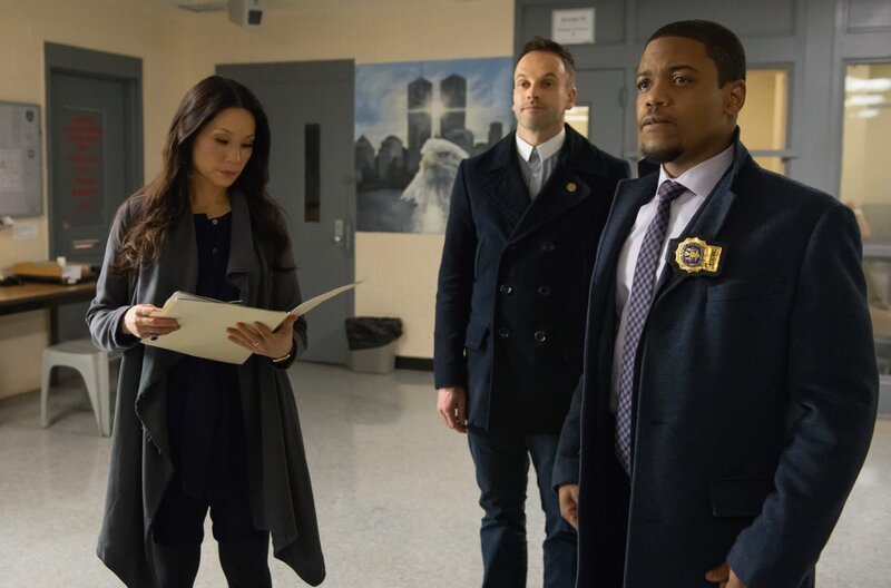 (L-R) Lucy Liu als Joan Watson, Jonny Lee Miller als Sherlock Holmes und Jon Michael Hill als Detective – Bild: CBS Television