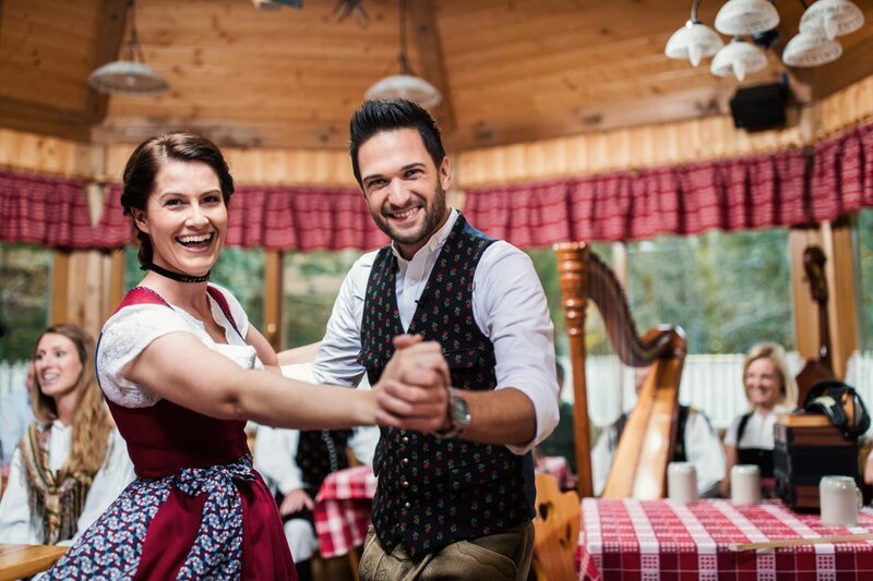 Conny Bürgler und Richard Deutinger. – Bild: ServusTV /​ Daniel Götzhaber