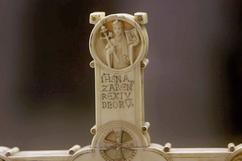 Die Archäologin Jette Arneborg veranlasste eine chemische Untersuchung zahlreicher Ausstellungsstücke aus dem Nationalmuseum von Kopenhagen: Die jahrelang aufbewahrten geschnitzten Objekte aus Walross-Stoßzähnen stammen aus der Wikingerzeit. – Bild: ARTE France Honorarfreie Verwendung nur im Zusammenhang mit genannter Sendung und bei folgender Nennung „Bild: Sendeanstalt/​Copyright“. Andere Verwendungen nur nach vorheriger Absprache: ARTE-Bildredaktion