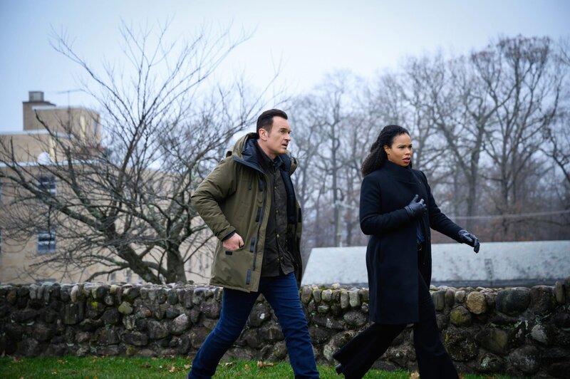 Jess LaCroix (Julian McMahon, l.); Sheryll Barnes (Roxy Sternberg, r.) – Bild: CBS Broadcasting Inc.