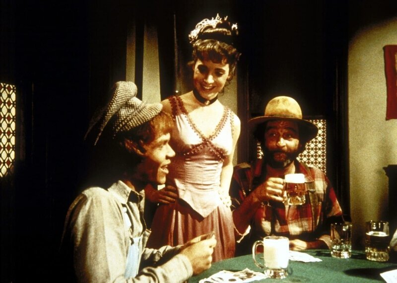 Johnny (Mitch Vogel, l.) hat eine Glückssträhne. Mimi (Jane Alice Brandon, M.) und Mr. Edwards (Victor French, r.) freuen sich mit ihm. – Bild: Worldvision Lizenzbild frei
