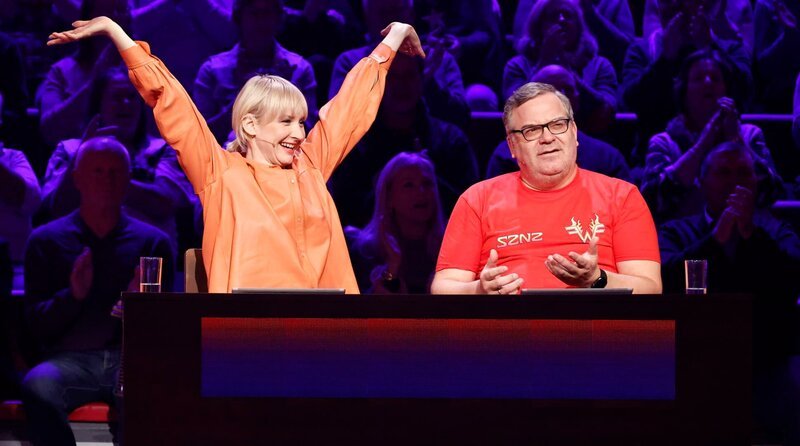 Rateteam-Kapitän Elton (r.) und die Musikerin Leslie Clio (l.) bilden ein Rateteam. – Bild: ARD/​Morris Mac Matzen