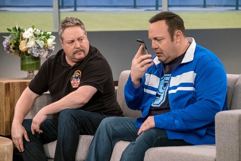 Kyle Gable (Gary Valentine), Kevin Gable (Kevin James, r.) – Bild: RTL /​ Sony Pictures Television Inc. and CBS Studios Inc.