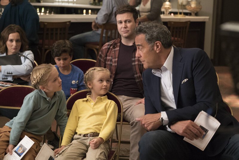 (v.l.n.r.) Angie D’Amato (Leighton Meester); Amy Fogerty (Ella Allan); Graham D’Amato (Tyler Wladis); Emma Fogerty (Mia Allan); Will Cooper (Taran Killam); Douglas Fogerty (Brad Garrett) – Bild: American Broadcasting Companies. All rights reserved. / Kelsey McNeal (v.l.n.r.) Angie D’Amato (Leighton Meester); Amy Fogerty (Ella Allan); Graham D’Amato (Tyler Wladis); Emma Fogerty (Mia Allan); Will Cooper (Taran Killam); Douglas Fogerty (Brad Garrett) – Bild: American Broadcasting Companies. All rights reserved. / Kelsey McNeal