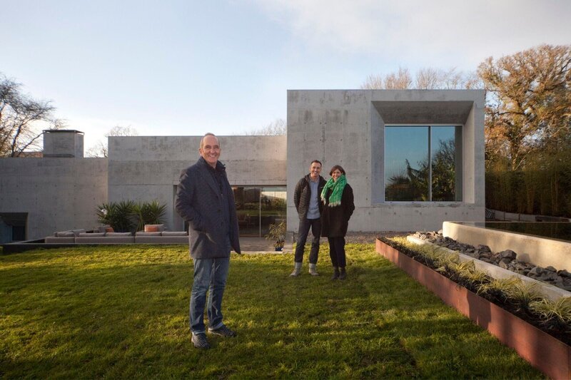 V.l.: Kevin McCloud, Adrian und Megan – Bild: RTL /​ Malgosia Czarniecka-Lonsdale
