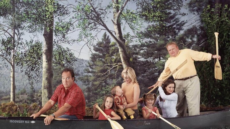 Eine Bilderbuch-Familie (v.l.): Jim (James Belushi), Ruby (Taylor Atelian), Kyle (Conner Rayburn), Cheryl (Courtney Thorne-Smith), Gracie (Billi Bruno), Dana (Kimberly Williams-Paisley) und Andy (Larry Joe Campbell). – Bild: RTL / ABC / Touchstone Eine Bilderbuch-Familie (v.l.): Jim (James Belushi), Ruby (Taylor Atelian), Kyle (Conner Rayburn), Cheryl (Courtney Thorne-Smith), Gracie (Billi Bruno), Dana (Kimberly Williams-Paisley) und Andy (Larry Joe Campbell). – Bild: RTL / ABC / Touchstone