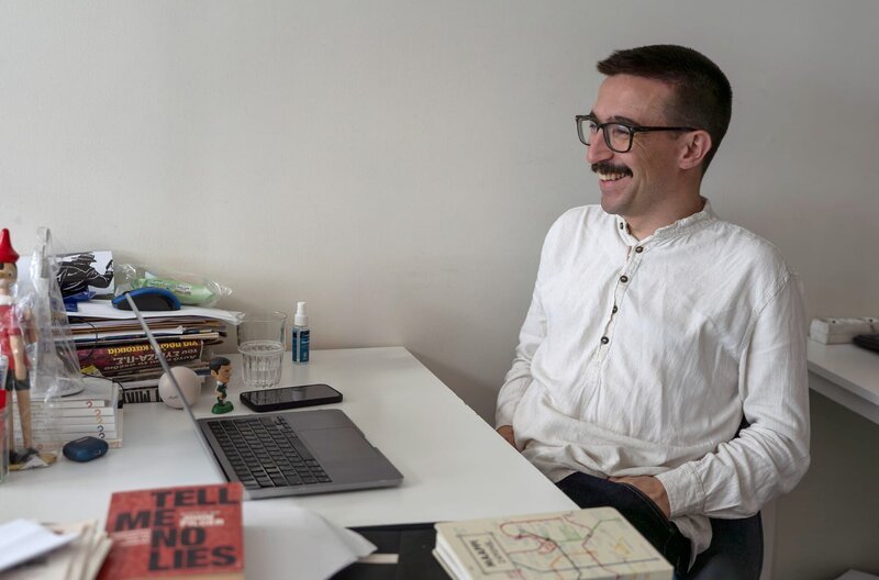 Der Grieche Thodoris Chondrogiannos arbeitet als Investigativjournalist bei „Reporters United“. – Bild: SWR