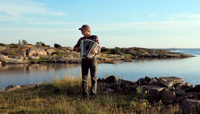 Ein Mann und seine Ziehharmonika: Im Sommer ist Gösta Johansson einer der wenigen Bewohner der Schäreninsel Inlängan vor Karlskrona. – Bild: NDR/​Florian Melzer