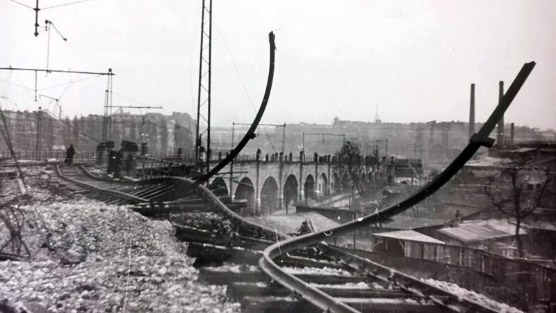 Die Dokumentation erzählt die faszinierende Entwicklung der Wiener Infrastruktur in den letzten 80 Jahren – von den Trümmern des Zweiten Weltkriegs bis zur modernen Metropole. – Bild: ORF/​Popup Media/​Archiv Austria