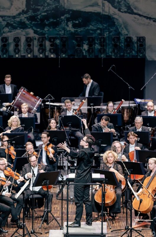 Tarmo Peltokoski dirigiert Holst, Williams und Maskats – Bild: Janis Porietis