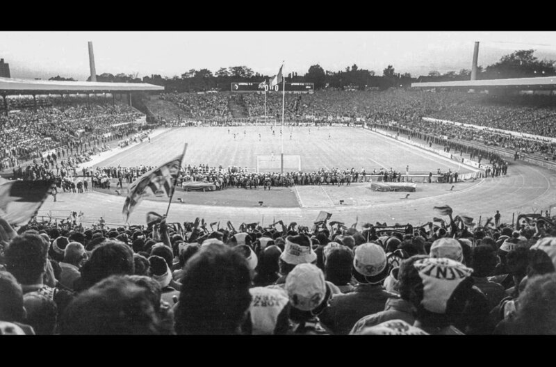 Blick auf das Spielfeld von der Tribüne N des Brüsseler Heysel-Stadions: Gegenüber liegen die Tribünen X und Z, wo ein Gewaltausbruch zwischen Hooligans zu der Massenpanik führte. – Bild: Archives des Pompiers de Bruxelles/​Archief Brandweer Brussel (APBB)/​Robert Dekock