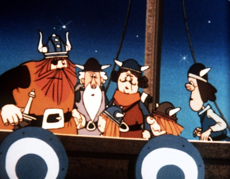 Enttäuscht schauen die Wickinger auf den Kai – niemand ist zu ihrer Begrüßung gekommen. – Bild: ORF/​Apollo Filmverleih