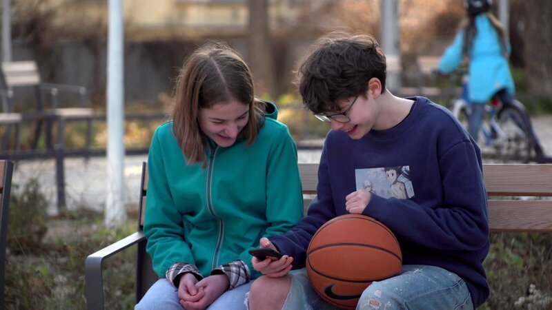 Mika, Schüler mit Freundin. – Bild: ORF/​Constanze Grießler /​ Franziska Mayr-Keber