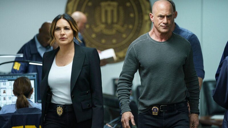 Olivia Benson (Mariska Hargitay), Sonny Carisi (Peter Scanavino) Benson und Stabler versuchen gemeinsam eine Bande zu stoppen, die Racheverbrechen begeht. – Bild: Die Wurzel aller Schmerzen /​ Universal Network Television LLC.