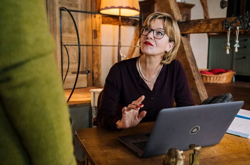 Heidi (Margarita Broich, li.) bekommt unangekündigten Besuch von ihrer Schwester Claudia (Margarita Broich). – Bild: ARD Degeto/​Martin Rottenkolber